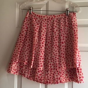 Lip skirt
